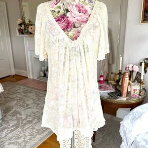 Gold Hawk Elegant Cream Lace Embroidered Top V-neck L